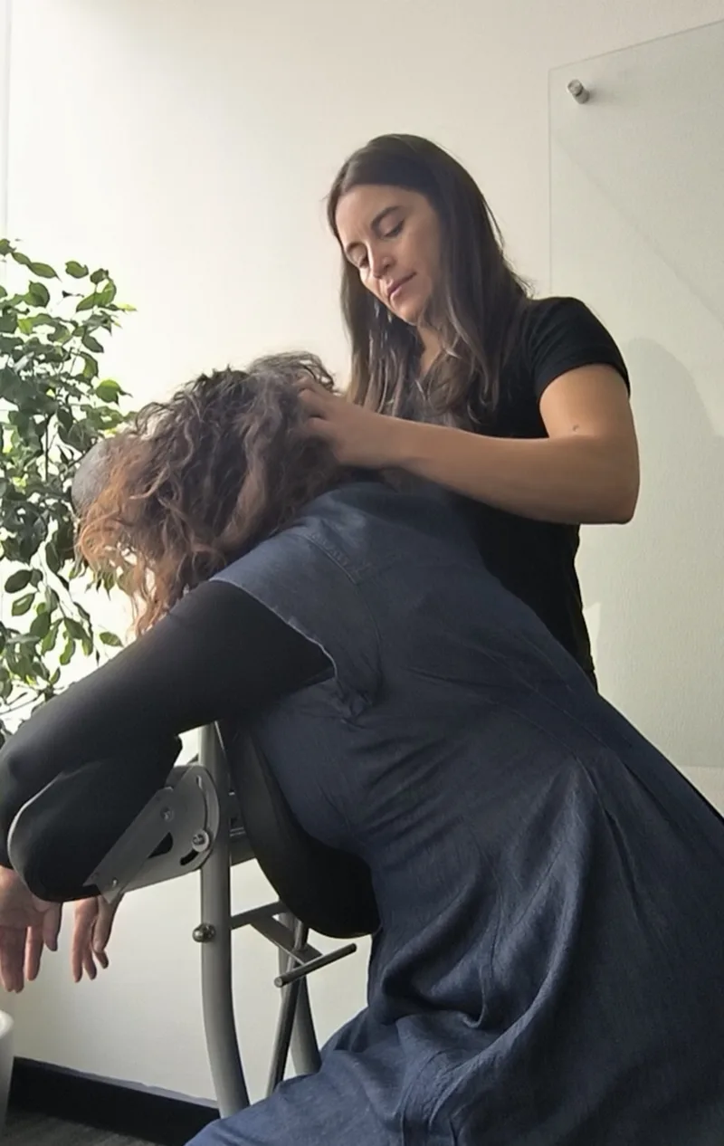 Atención de masaje en silla, con las manos en la zona del cuello