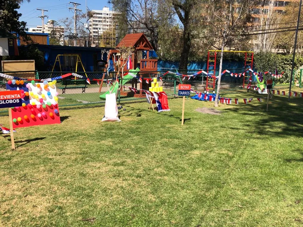 Estaciones de juegos al aire libre con banderines de Fiestas Patrias